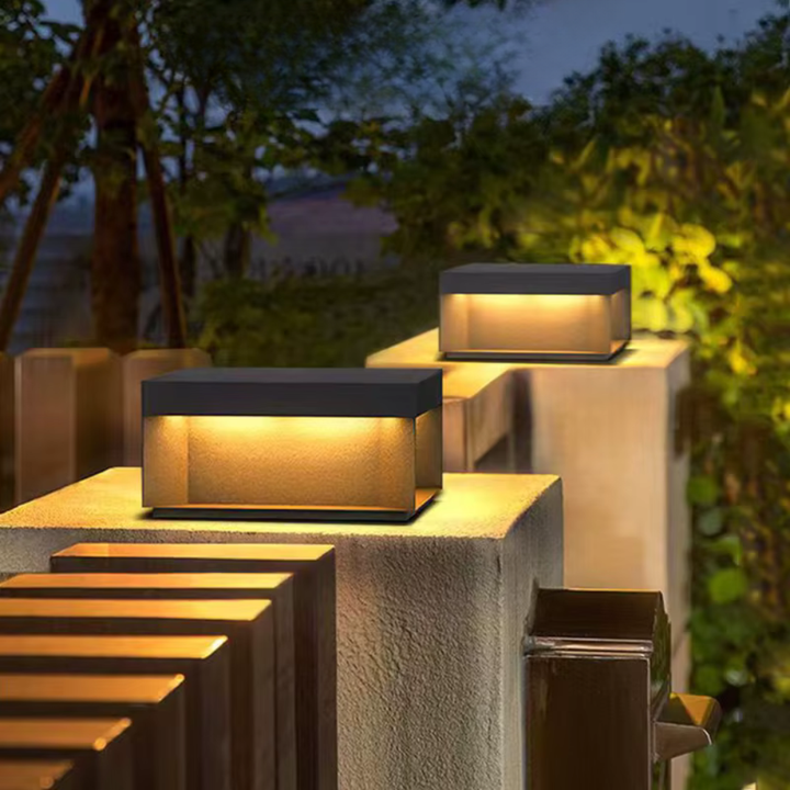 Foco LED de jardín para iluminar caminos. Diseño de poste de acero inoxidable, luz exterior.