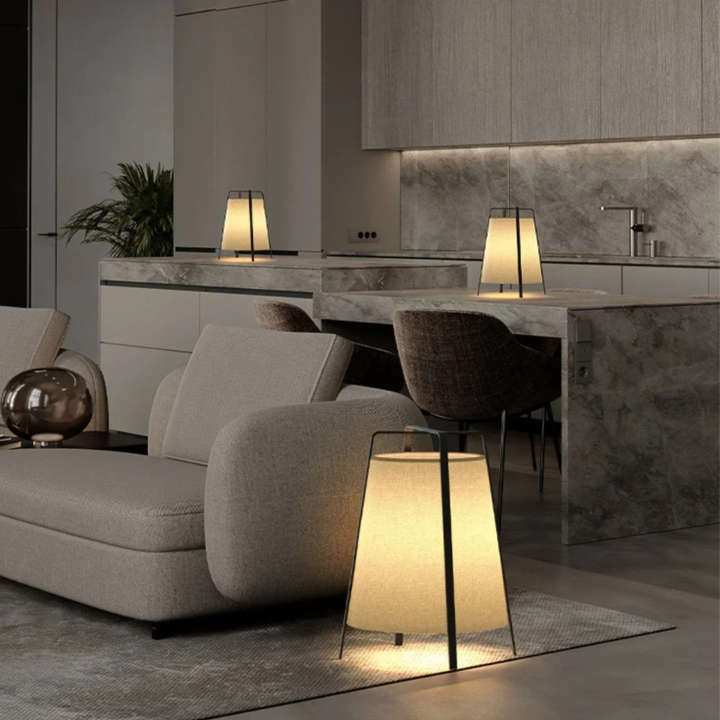 Lámpara de pie alta, luz cálida regulable, diseño moderno para salón.