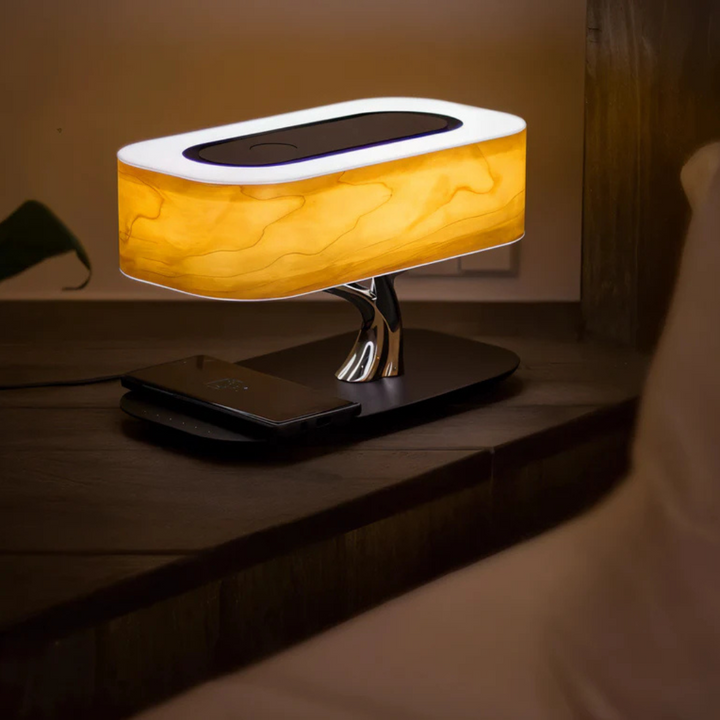 Lámpara de mesa decorativa LED con base de carga inalámbrica y altavoz Bluetooth. Ideal para dormitorios u oficinas modernas.