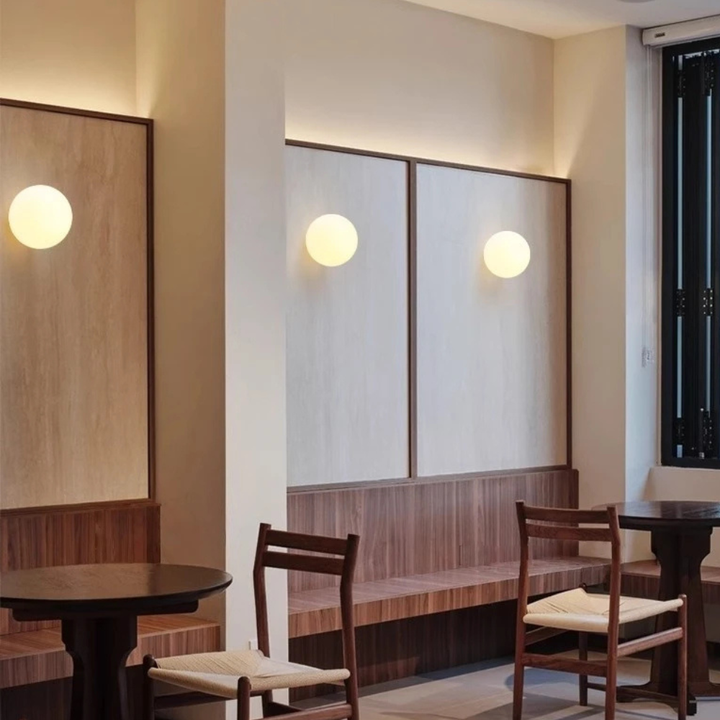 Iluminación interior: aplique de pared con esfera, perfecto para estilo Japandi y ambientes cálidos.