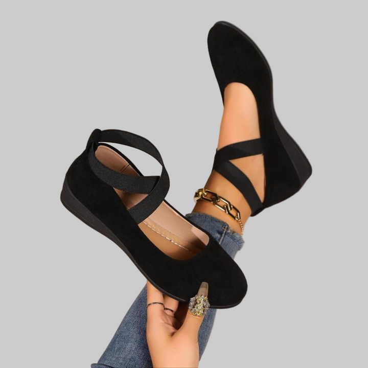 Zapatos de cuña casuales para mujer, estilo moderno con correas. Calzado femenino versátil y cómodo.