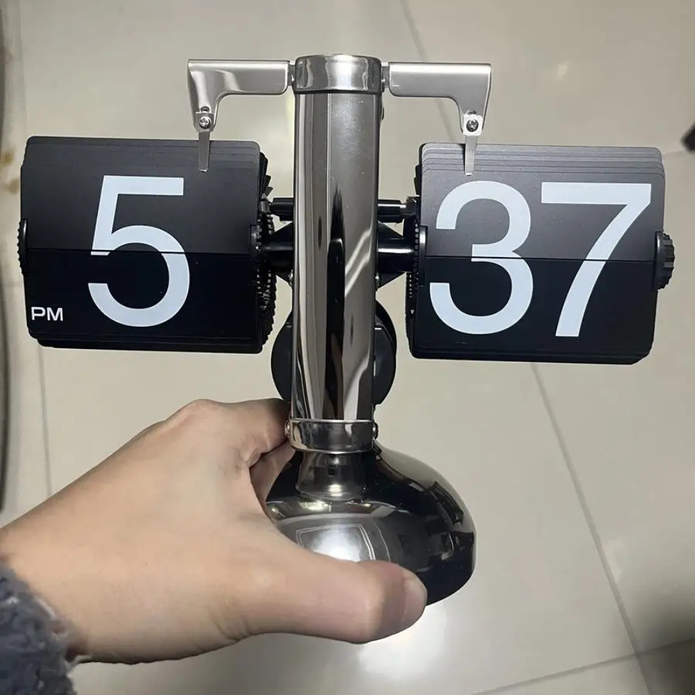 Reloj de mesa retro-moderno compacto. Diseño elegante y regalo ideal para amantes del estilo.