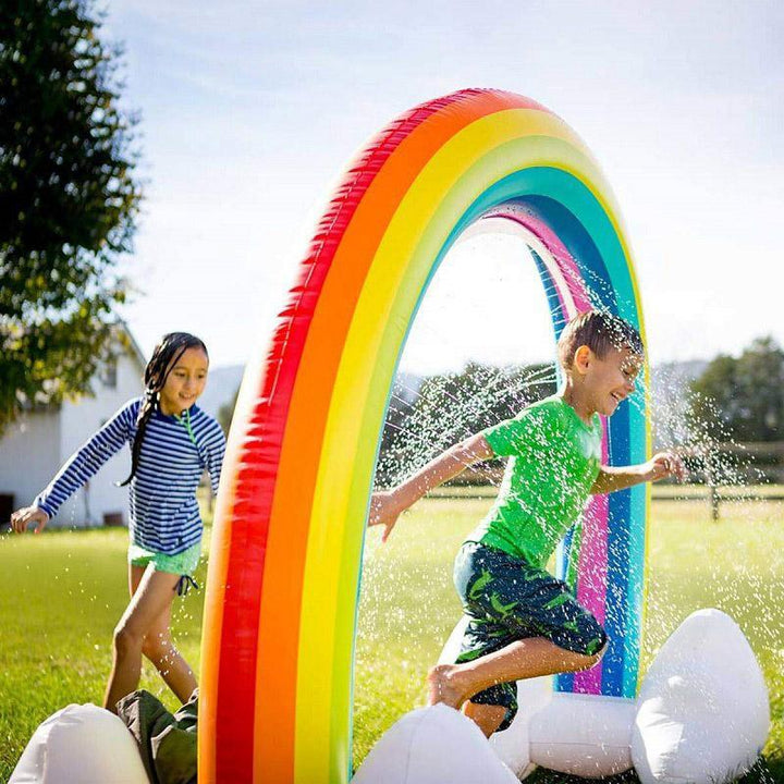 Juego de agua inflable con forma de arcoíris, perfecto para la diversión de los niños en el exterior.