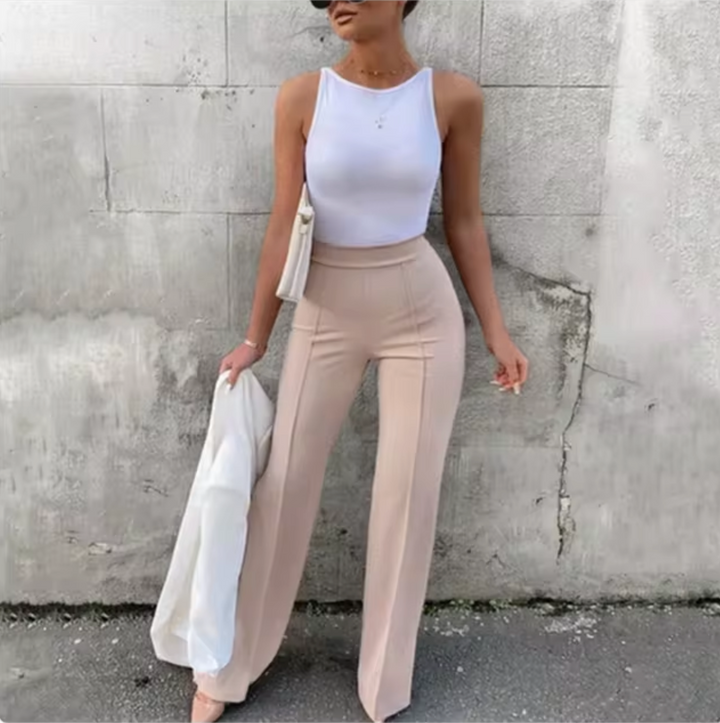 Pantalón flare LINA para mujer. Comodidad y moda casual retro. Talle medio que realza figura femenina con elegancia.