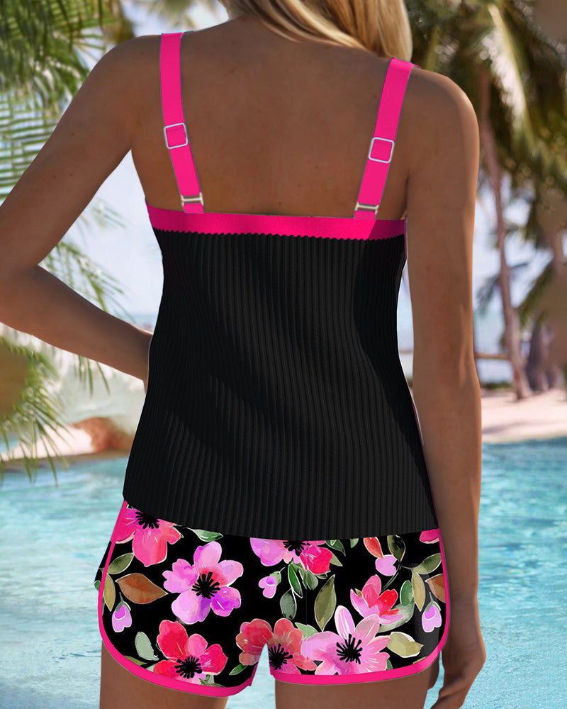 Tankini de mujer estilo dos piezas, top texturizado y shorts florales para el sol.