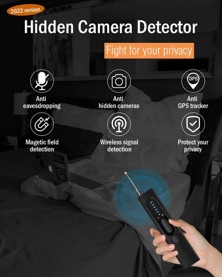 Hombre usando detector RF compacto para barrer una habitación, buscando dispositivos espía.