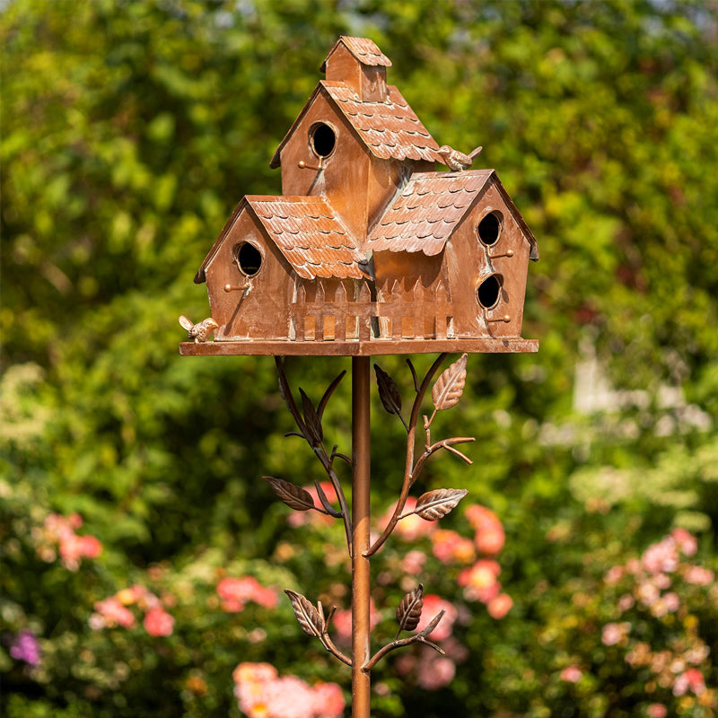 Estaca de jardín con casa de pájaros de metal, adorno rústico para decoración exterior y naturaleza.