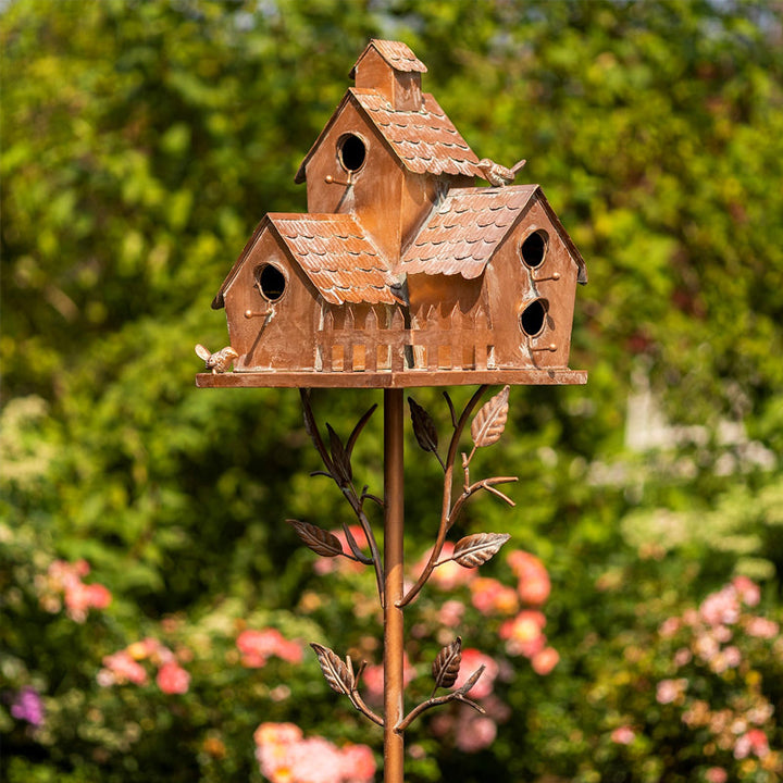 Estaca de jardín con casa de pájaros de metal, adorno rústico para decoración exterior y naturaleza.