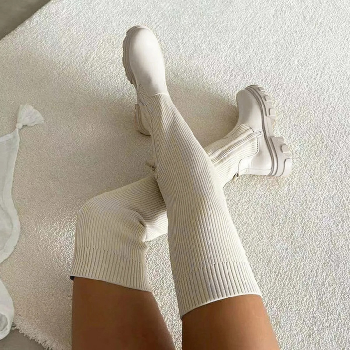 Botas overknee elegantes de mujer, elásticas, perfectas para vestir en invierno. Calzado de moda y tendencia.
