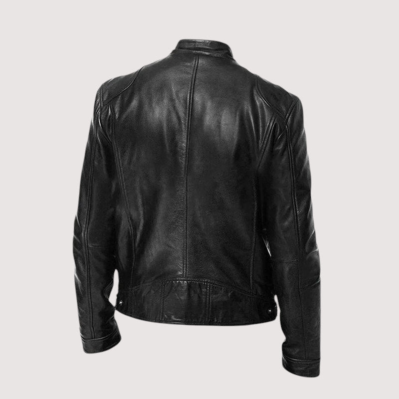 Hombre modelando chaqueta biker de cuero, estilo sofisticado y atemporal, ideal para moda masculina contemporánea.