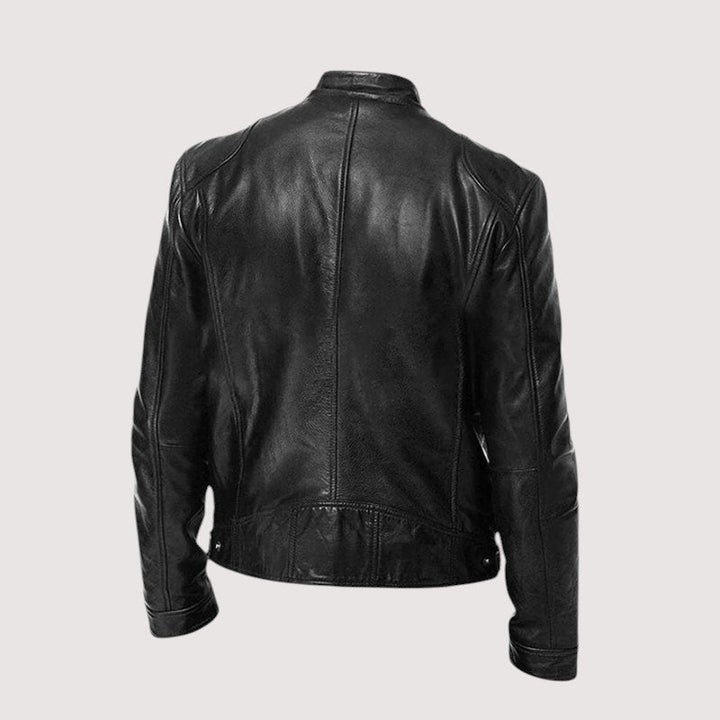 Hombre modelando chaqueta biker de cuero, estilo sofisticado y atemporal, ideal para moda masculina contemporánea.