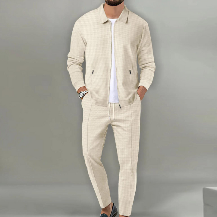 Conjunto casual de dos piezas para hombre, pantalón y camiseta, estilo relajado para verano. Comodidad y moda masculina.