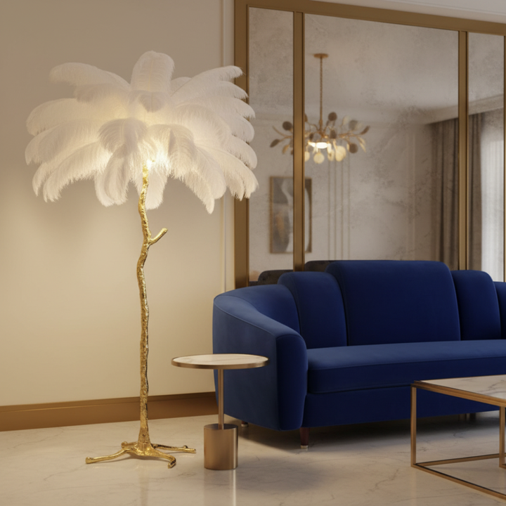 Iluminación de lujo: Lámpara de pie con pantalla de plumas y base trípode moderna para el hogar.