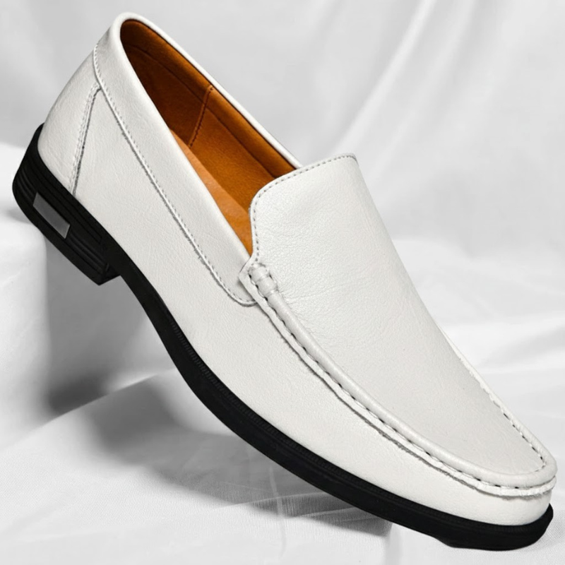 Mocasines de piel de hombre, vista lateral, mostrando la suela antideslizante.