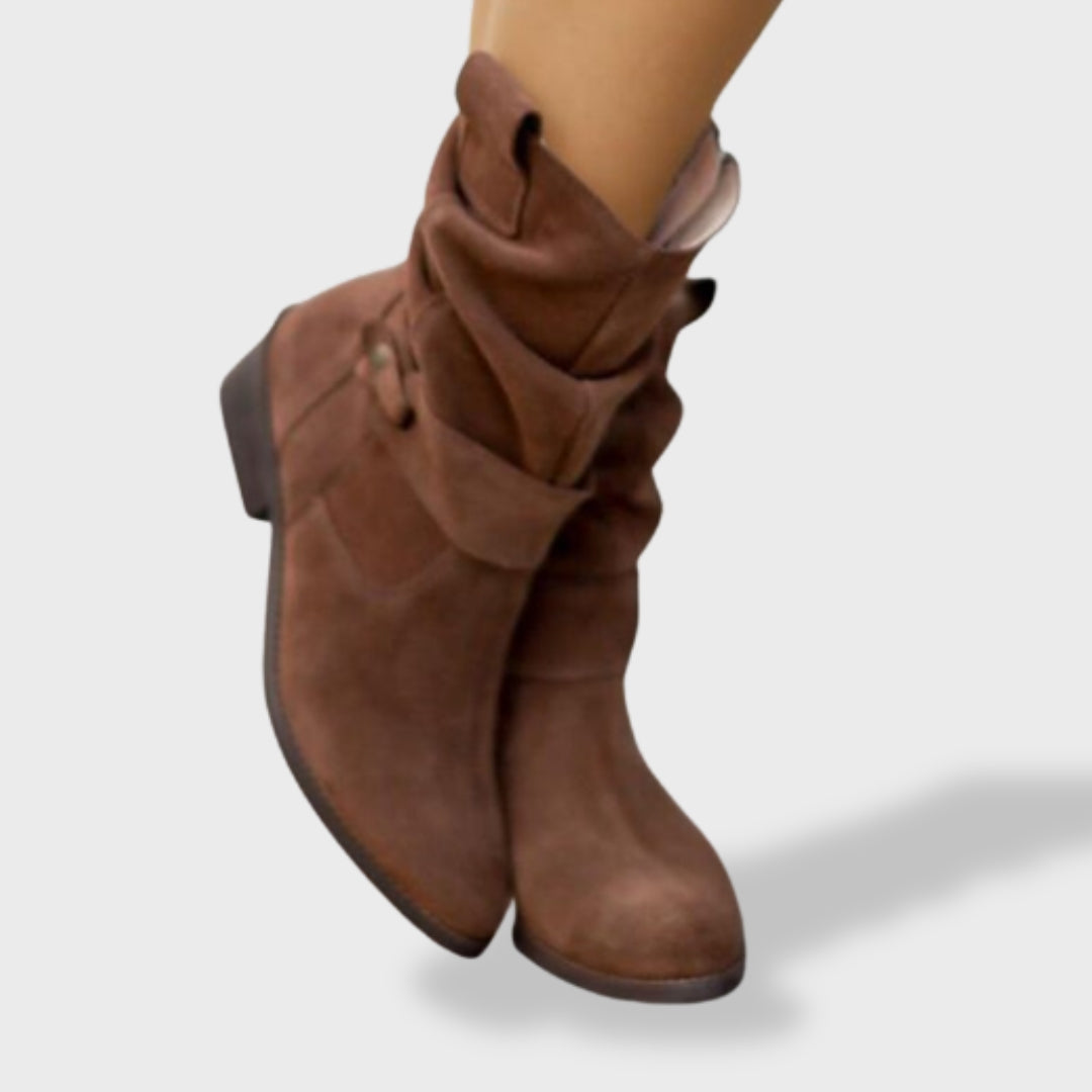 Mujer luciendo botines de ante, elegantes y cómodos, con estilo casual para el día a día. Perfectos para otoño invierno.
