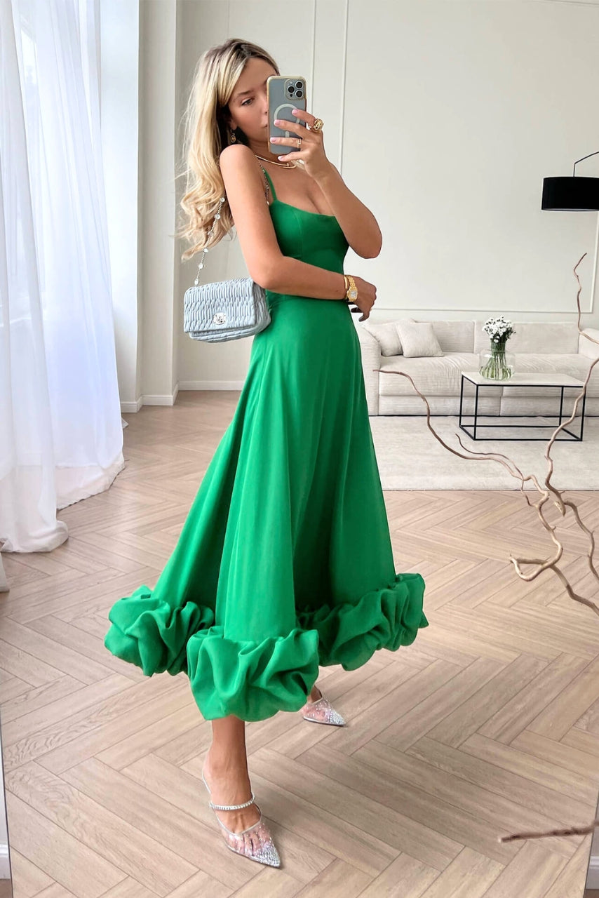 Ropa de mujer: vestido largo versátil con volantes y escote en V, para fiesta o casual.