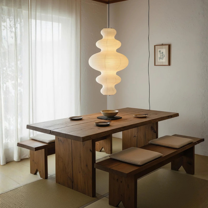 Detalle de lámpara Akari Juni encendida, proporcionando luz ambiental. Diseño moderno y Japandi.