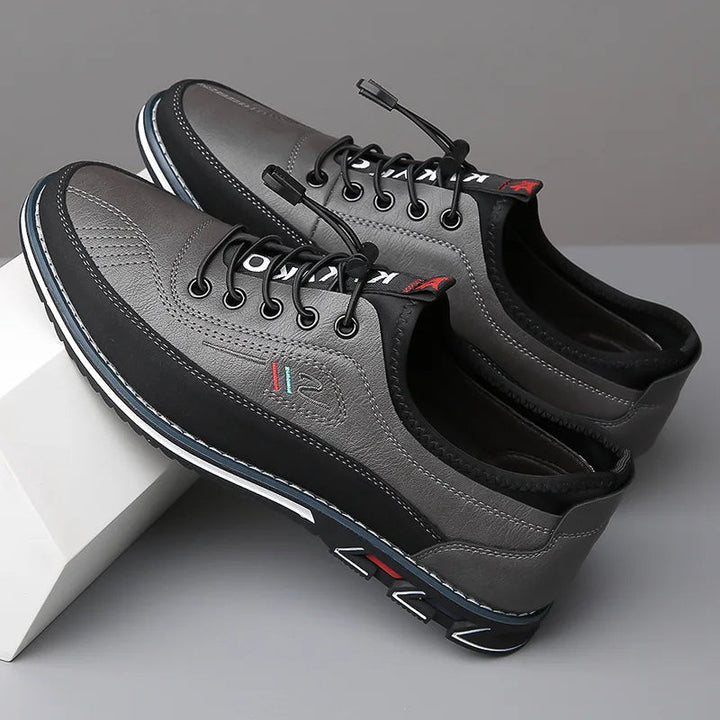 Primer plano de zapatos de vestir de cuero genuino para hombre, reflejando calidad y sofisticación artesanal.