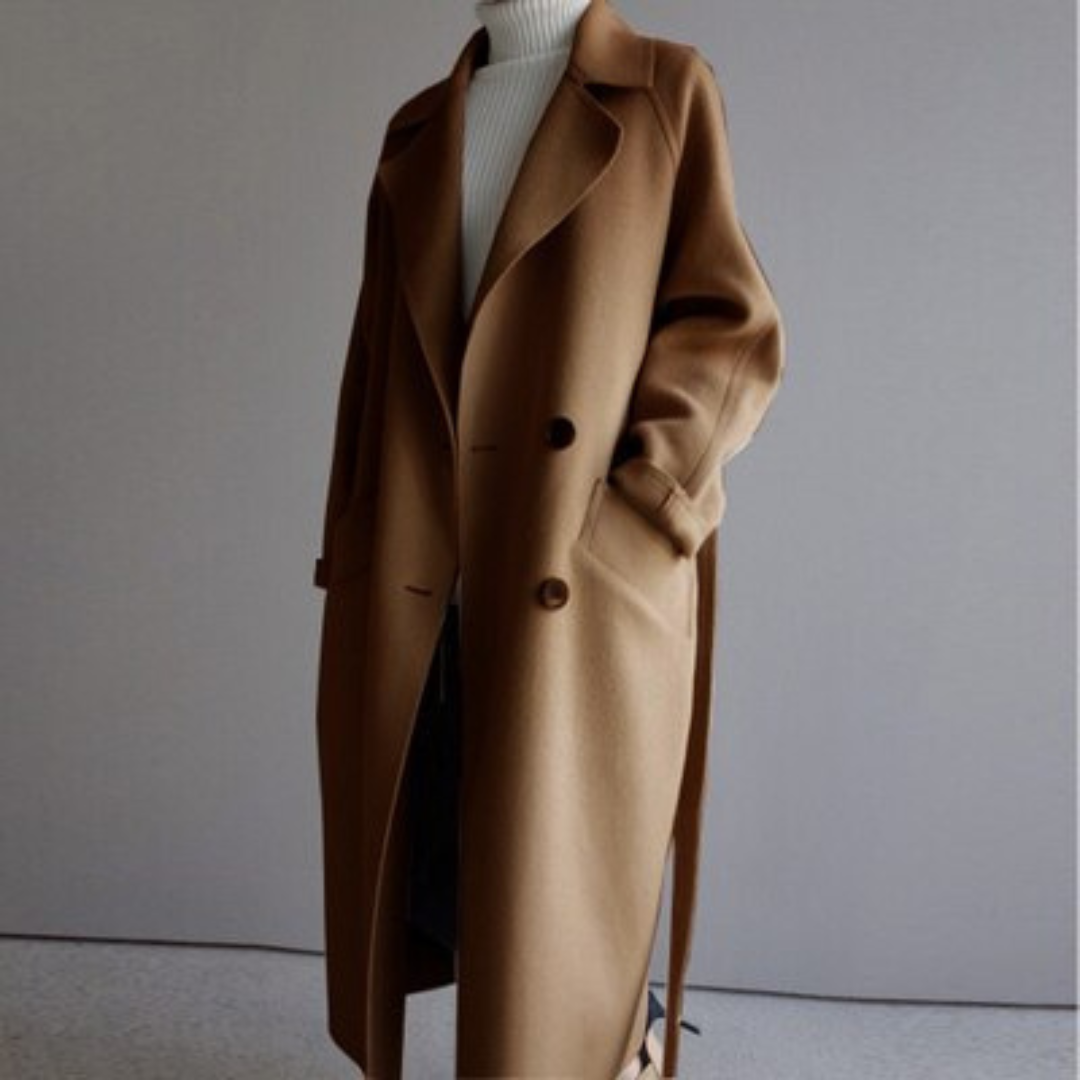 Mujer luciendo gabardina beige clásica con cinturón, un estilo sofisticado para cualquier ocasión de moda.