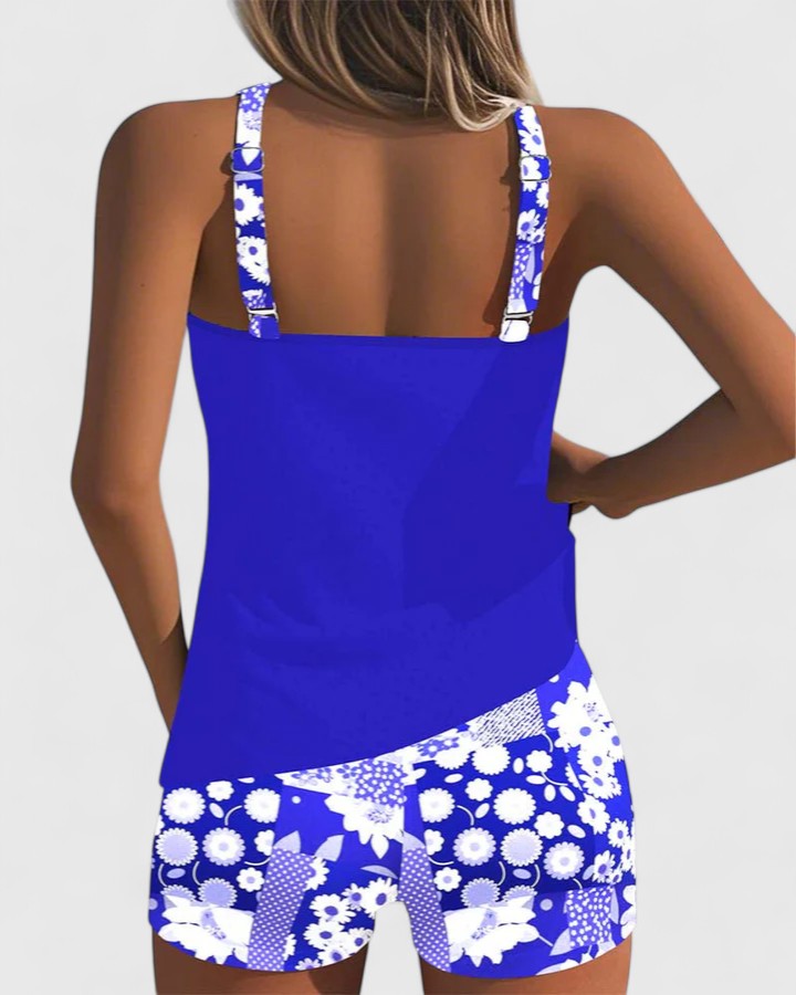Traje de baño tankini deportivo de mujer con top liso y shorts florales. Perfecto para natación y verano.