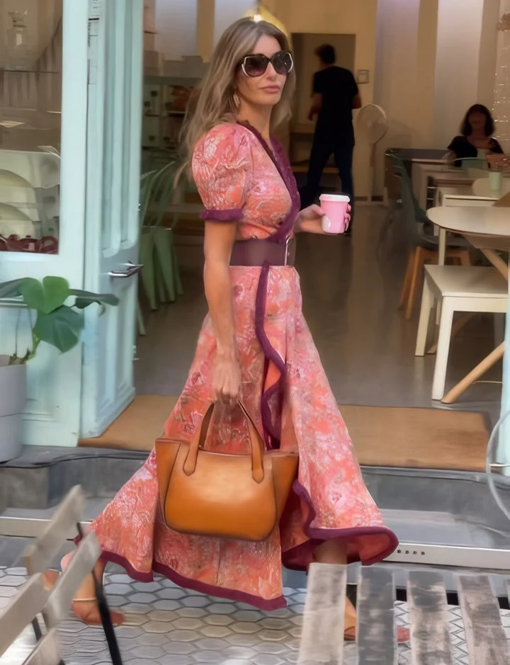 Vestido envolvente de mujer con llamativas mangas abullonadas y ondas, un estilo veraniego casual y chic.