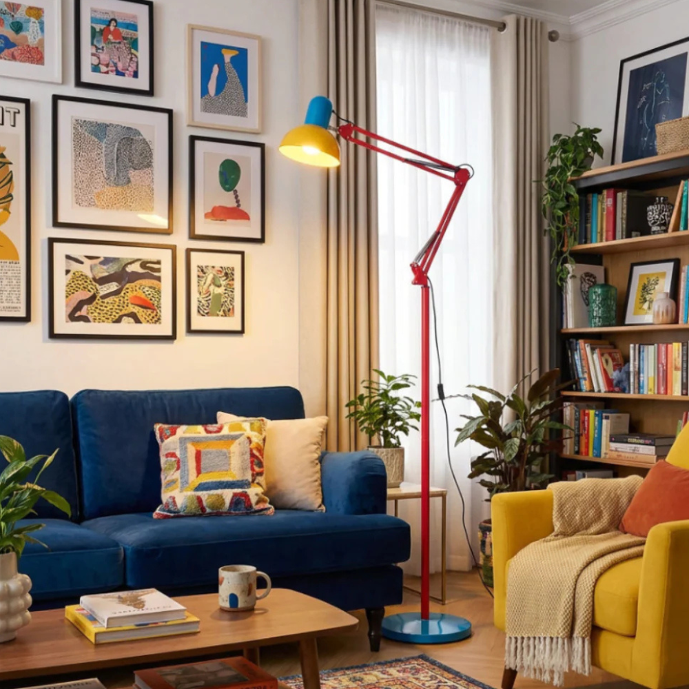 Diseño vibrante en lámpara de pie ajustable, iluminación moderna y colorida para salón.