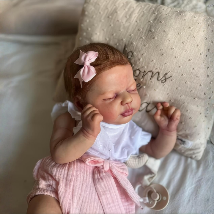 Rostro detallado de muñeca bebé realista reborn, con ojos y piel suave de silicona.