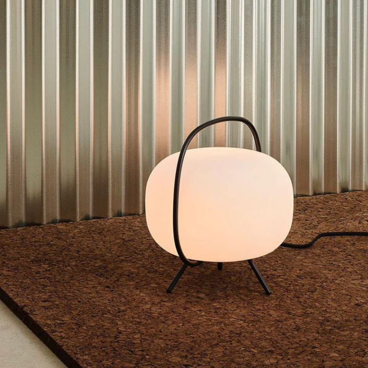 Elegante lámpara de mesa, luz decorativa para un ambiente sofisticado y moderno.