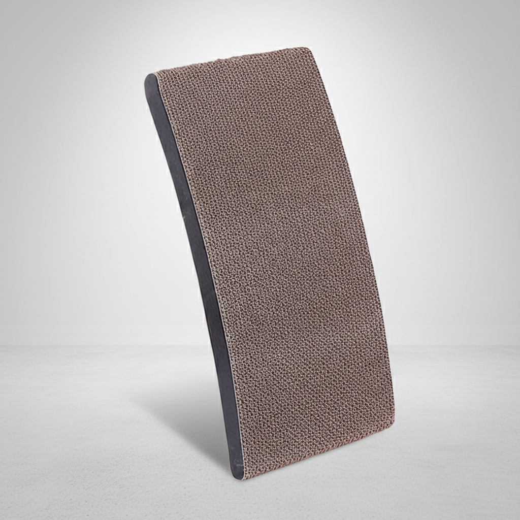 Mueble rascador curvo de madera para gatos, diseño ergonómico que promueve el bienestar y juego.
