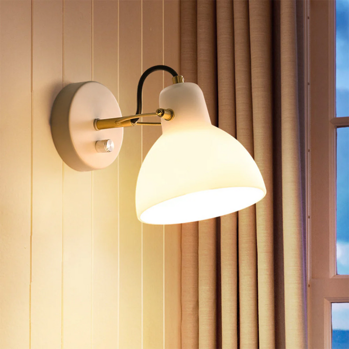 Apliqué de pared moderno, luz cálida para crear ambiente. Ideal para iluminación interior minimalista en cualquier estancia.