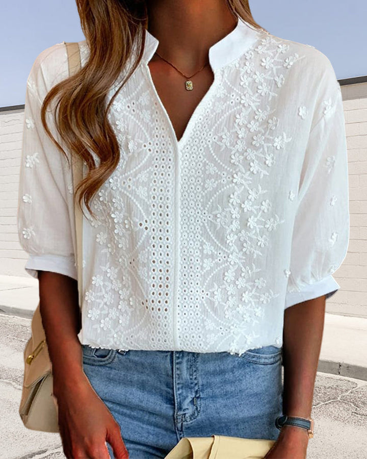 Top femenino con intrincado bordado. Cuello levantado y escote en V. Estilo elegante y casual de mujer.