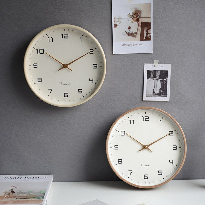 Reloj de pared de madera estilo escandinavo, ideal para decoración moderna del hogar.