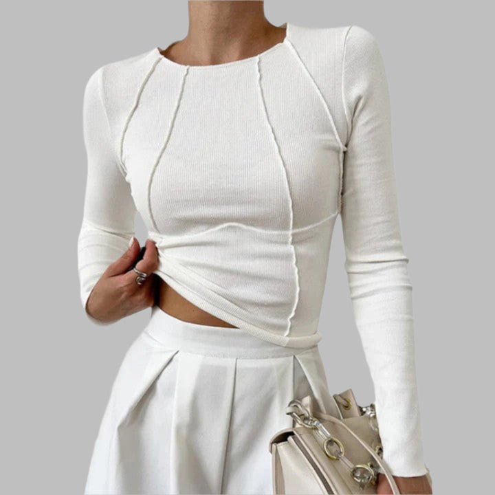 Camiseta de manga larga blanca para mujer. Prenda suave y cómoda, ideal para un look casual o básico diario.