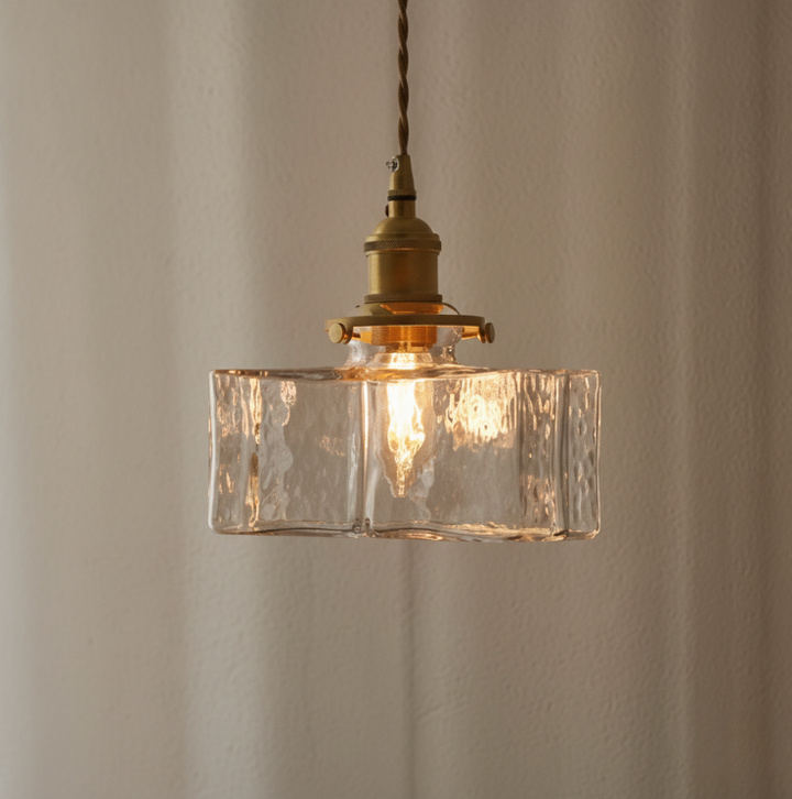 Iluminación colgante retro con pantalla de vidrio texturizado, ideal para decoración interior.