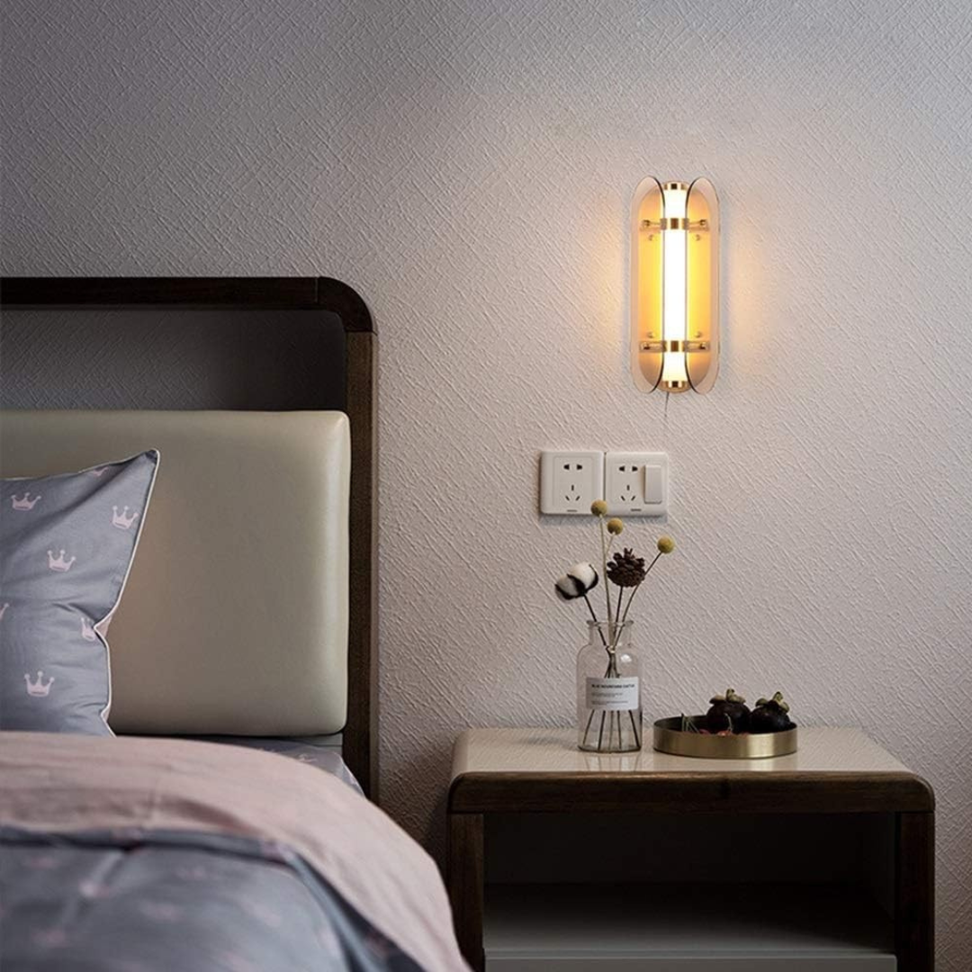 Aplique de pared LED de vidrio con diseño moderno, ideal para decoración interior y ambiente cálido.