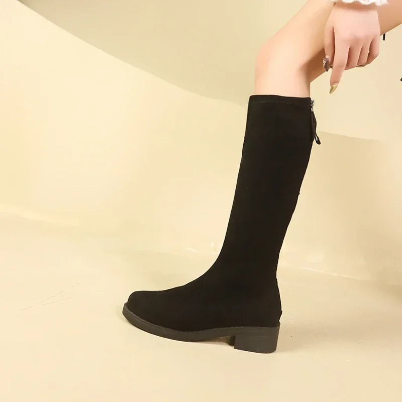 Calzado de invierno: botas altas negras cómodas para mujer con estilo.