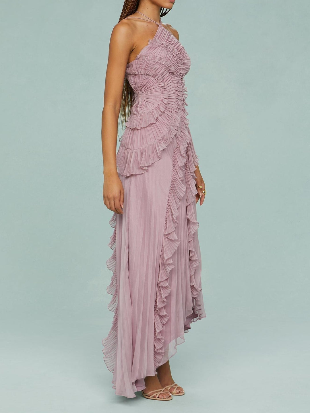 Elegante vestido largo mujer, escote halter y volantes. Fluido, ideal para cualquier ocasión especial.