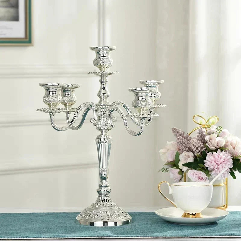 Centro de mesa con candelabro de lujo, estilo europeo, dorado, ambiente romántico garantizado.