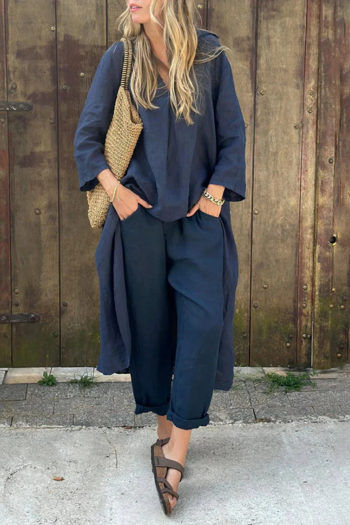 Conjunto moderno de mujer con top fluido y pantalón ancho, cómodo y elegante para un look versátil de día.