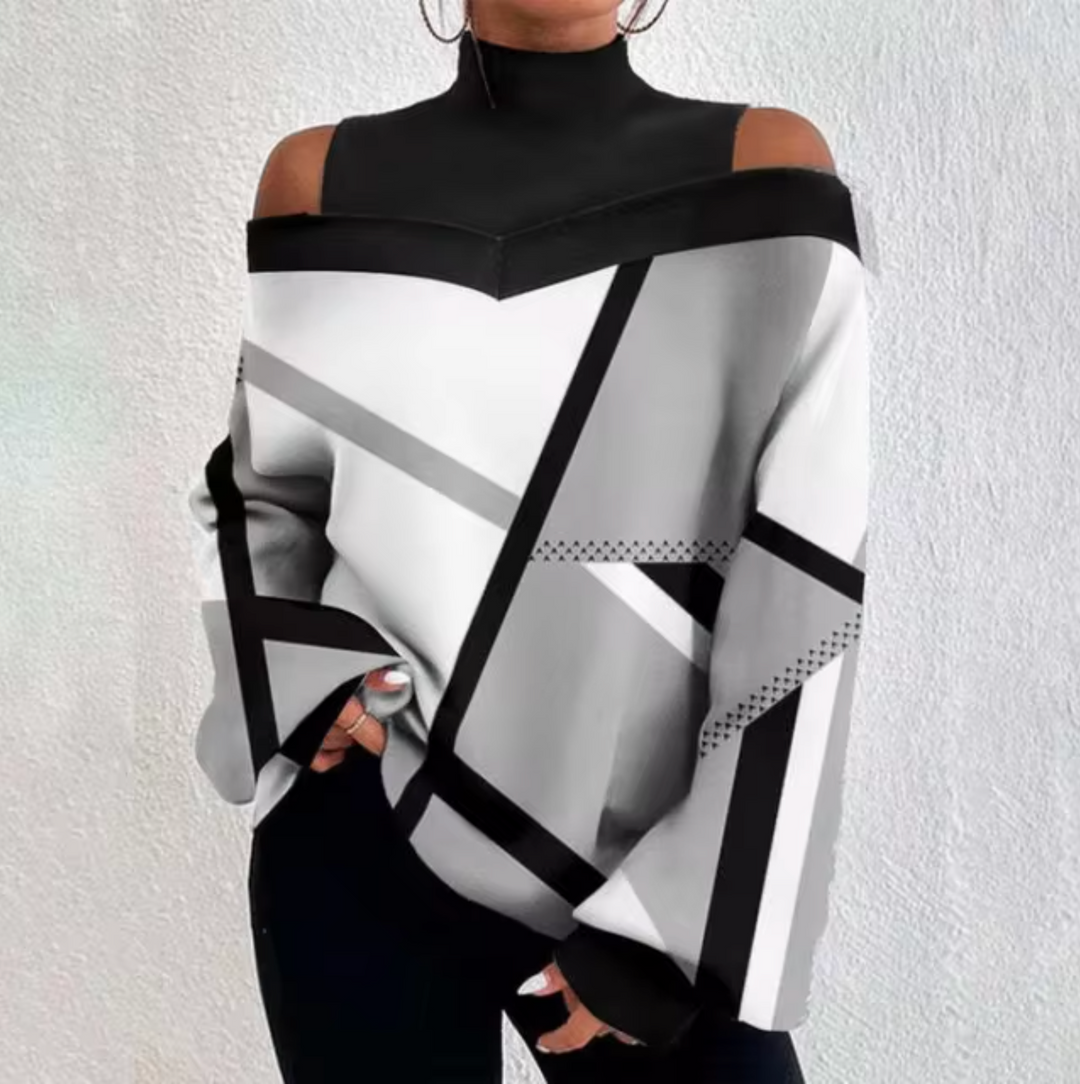 Modelo luciendo blusa off-shoulder de cuello alto y manga larga. Estilo chic y versátil para mujer.