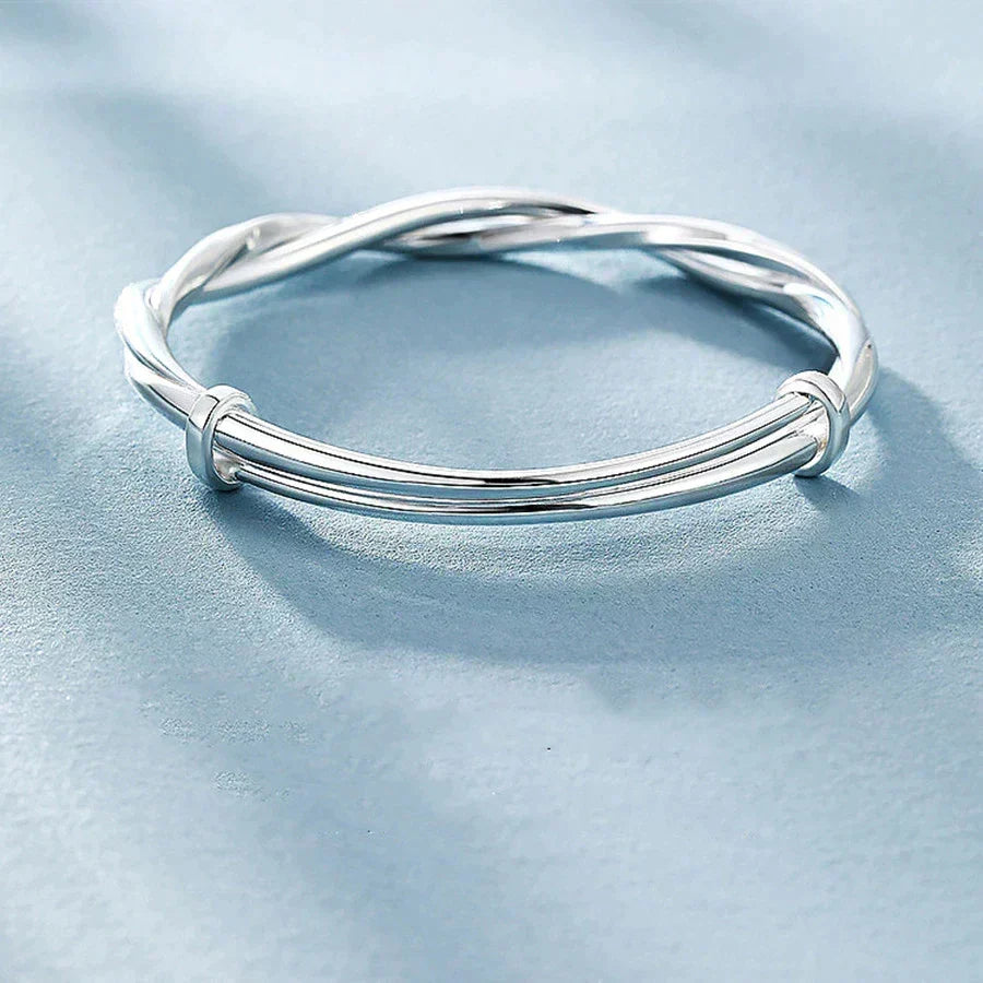 Conjunto de pulseras minimalistas, destacando la Elara de plata trenzada para mujer con brillo.