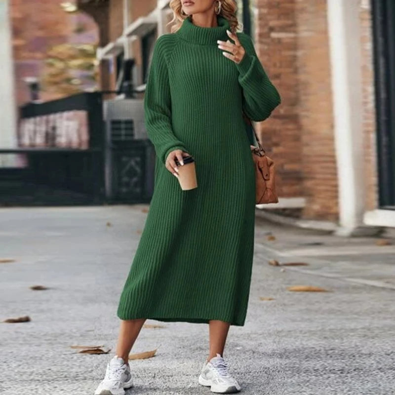 Mujer con vestido maxi sudadera de cuello alto, look casual elegante. Confort y estilo versátil para otoño.