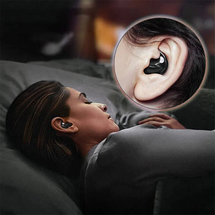 Mujer durmiendo plácidamente con auriculares invisibles inalámbricos de confort ultra ligero.
