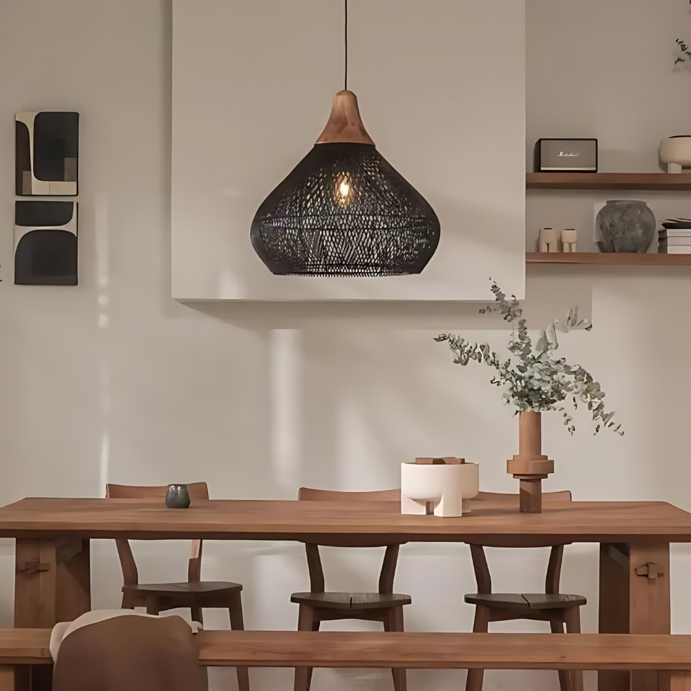 Textura natural: lámpara colgante de ratán tejida a mano, estilo boho. Ideal para diseño interior acogedor.