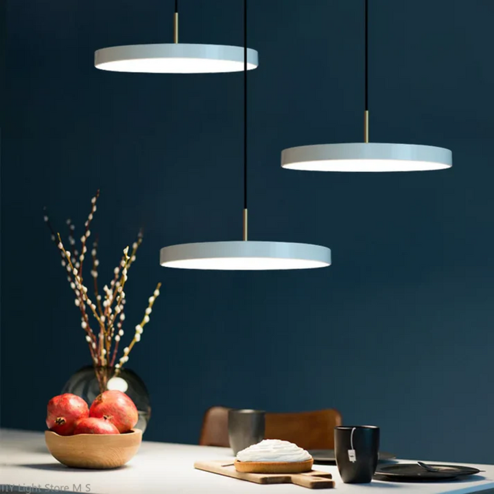 Lámpara colgante redonda minimalista LED para salón, iluminación moderna y diseño interior.