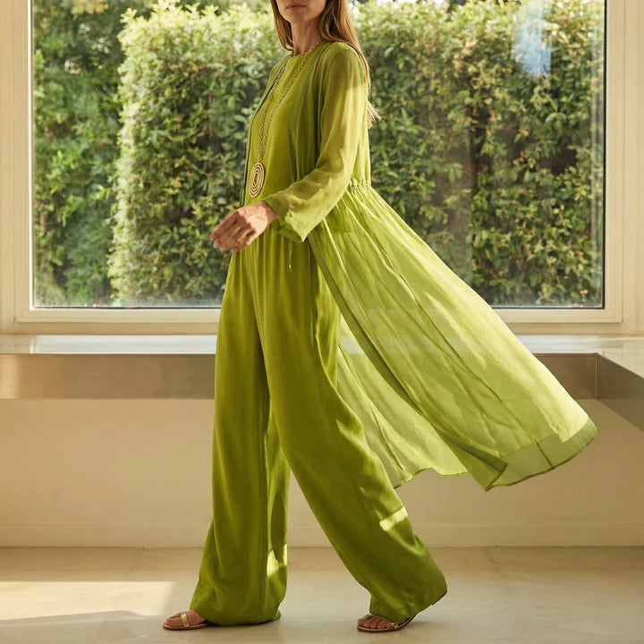Mujer vistiendo conjunto de 3 piezas: top, pantalón ancho y cárdigan. Estilo casual y elegante para cualquier ocasión.