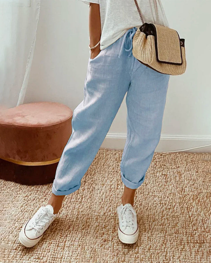 Mujer vistiendo pantalón fluido Inés casual, versátil para el día a día, máxima comodidad.