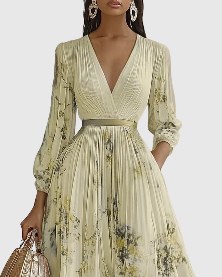 Vestido maxi plisado para mujer, combinado con accesorios elegantes para fiesta o graduación.