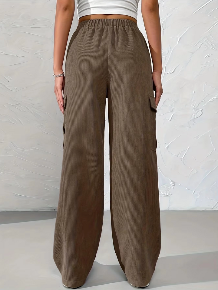 Pantalón cargo de mujer marrón o negro, pierna ancha y cintura alta. Versátil para estilo urbano y casual.