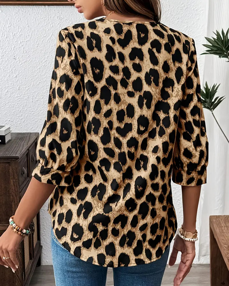 Moderna blusa estampada de mujer con escote en V. Estilo femenino y casual para cualquier ocasión.